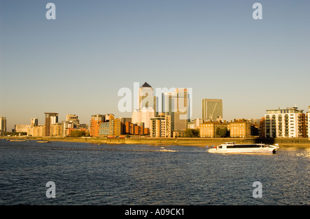 Canary Wharf en fin de soirée sunshine montrant tamise de wapping Londres Angleterre Royaume-Uni Banque D'Images