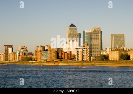 Canary Wharf en fin de soirée sunshine montrant tamise de wapping Londres Angleterre Royaume-Uni Banque D'Images