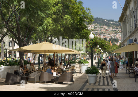 Portugal Madère Funchal, scène de rue Avenida Arriaga, terrasses de cafés à côté passerelle piétonne Banque D'Images