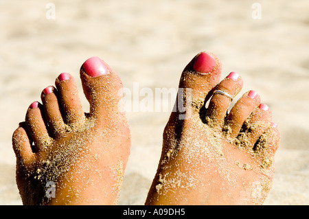 Happy Feet dans le sable à la plage de Waikiki à Oahu Hawaii Banque D'Images