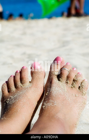 Happy Feet dans le sable à la plage de Waikiki à Oahu Hawaii Banque D'Images