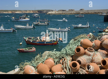 Les casiers et les bateaux de pêche dans le port de Porto da baleeira, Sagres, Algarve, Portugal Banque D'Images