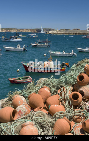 Les casiers et les bateaux de pêche dans le port de Porto da baleeira, Sagres, Algarve, Portugal Banque D'Images