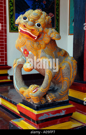 Goldern Lions gardant l'entrée de Temple chinois, Singaraja, North Bali, Indonésie Banque D'Images