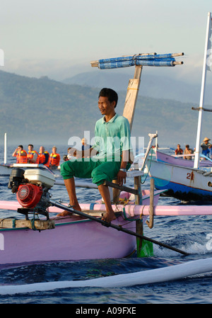 Pêcheur indonésien sur outrigger bateau de pêche, l'observation de dauphins, Lovina, Singaraja, Bali, Indonésie Banque D'Images