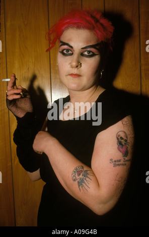 Punk fille aux cheveux rouges et à un tatouage SIGUE SIGUE Concert Newcastle upon Tyne 1986 HOMER SYKES Banque D'Images