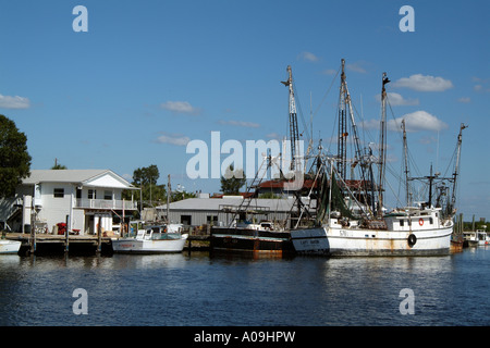 Tarpon Springs Florida USA Le front de mer de ce port de travail sur la rivière Anclote. Les bateaux de pêche. Banque D'Images