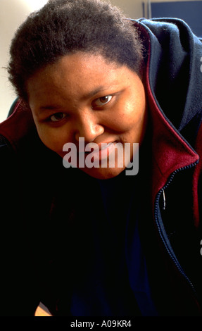 Femme noire de 35 ans le bénévolat aux jeunes Express fête de Noël. St Paul Minnesota USA Banque D'Images