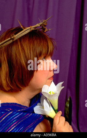 Jeu de la Passion de Jésus de sexe féminin age 47 impressionniste portant couronne d'épines et la tenue de lis de Pâques. St Paul Minnesota USA Banque D'Images