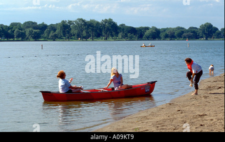 Les canoéistes de 40 ans au Centre collecteur de course courage sur le lac Nokomis. Minneapolis Minnesota USA Banque D'Images