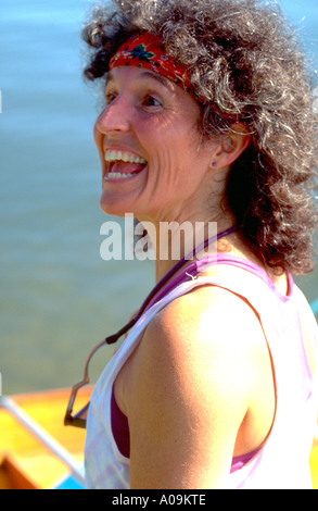 L'âge de 45 bénévoles enthousiastes de charity course en canots sur le lac Nokomis. Centre Fundraiser Minneapolis Minnesota Courage USA Banque D'Images