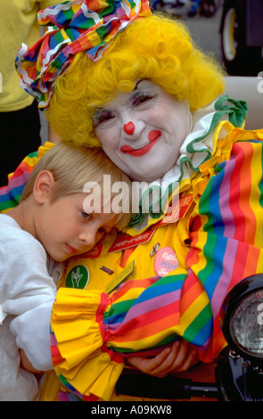 L'âge de 55 ans Clown tenant un enfant de 7 ans at West End Parade. St Paul Minnesota USA Banque D'Images
