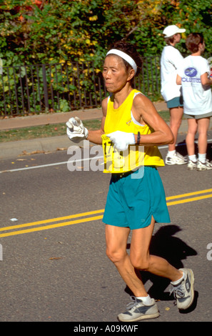 Runner l'âge de 63 au Marathon des villes jumelles. St Paul Minnesota USA Banque D'Images