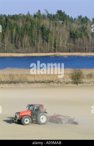 Le tracteur laboure Océan Suède Banque D'Images