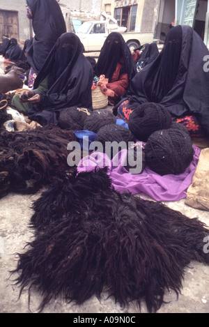 L'Arabie Saoudite, la Province d'Asir. Les femmes en laine vente marché Jaizan Banque D'Images