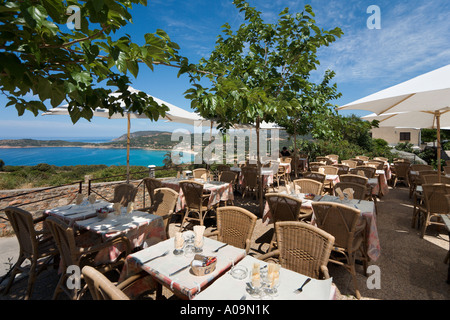 Restaurant donnant sur la plage de Cargèse, Golfe de Sagone, Corse, France Banque D'Images