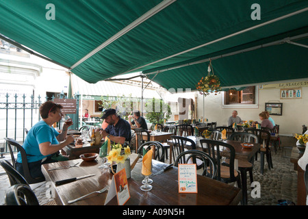 Terrasse couverte d'un restaurant à la haute-ville (vieille ville), place Gaffori, Corte, Corse, France Banque D'Images