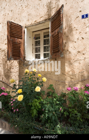 Fenêtre à volets dans la place Gaffori, haute-ville (vieille ville), Corte, Corse, France Banque D'Images