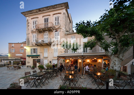 Restaurant au crépuscule sur la place principale, Erbalunga, Cap Corse, Corse, France Banque D'Images