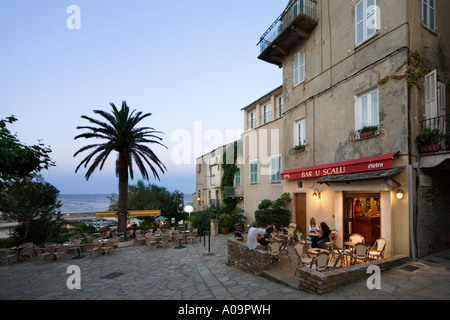 Café en bord de mer au crépuscule dans le centre-ville, Erbalunga, Cap Corse, Corse, France Banque D'Images