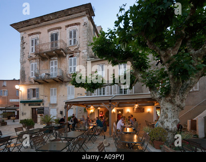 Restaurant au crépuscule sur la place principale, Erbalunga, Cap Corse, Corse, France Banque D'Images