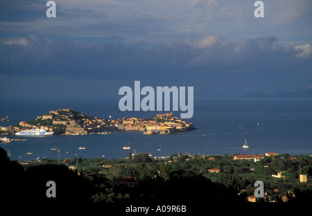 Portoferraio capitale de l'île d'Elbe Toscane en Italie continentale arrière droit de la partie historique de la ville et de l'OLF Ferry Moby à Harbour Banque D'Images