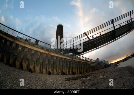 Le Millennium Bridge Londres traversant la Tamise, le Tate modern Bankside Power Station à la cathédrale St Paul Banque D'Images