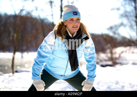 Frau beim Fitnesstraining im Winter, woman jogging en hiver Banque D'Images