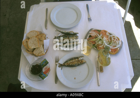 Déjeuner simple salade de tomates et sardines grillées et vinho verde Olhao Algarve Portugal Banque D'Images