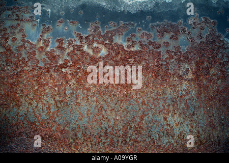 Metal avec de la rouille et peinture écaillée forment un motif d'arrière-plan Banque D'Images