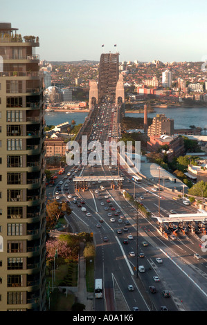 À l'approche de Sydney Harbour Bridge à la station de péage nord montrant, Bradfield Highway et Cahill Expressway Banque D'Images