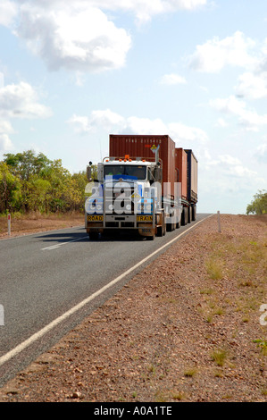Road Train, Arnhem Highway, le Kakadu National Park, Territoire du Nord, Australie Banque D'Images
