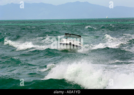 Petit bateau de pouvoir dans l'état de la mer, Huraki Golfe, Auckland, Nouvelle-Zélande Banque D'Images