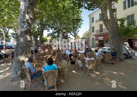 Cafe de la chaussée sur la place principale de la vieille ville, l'iIle Rousse, La Balagne, Corse, France Banque D'Images