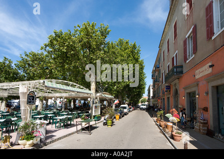 Café de la rue sur la place principale de la vieille ville, l'iIle Rousse, La Balagne, Corse, France Banque D'Images