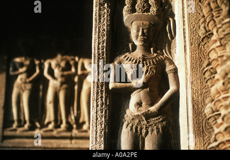 Danseuse Apsara bas-relief dans le sanctuaire intérieur d'Angkor Wat au Cambodge Banque D'Images