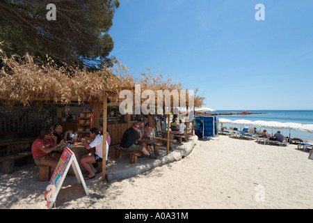 Déjeuner dans un bar de plage sur la plage de Palombaggia, près de Porto Vecchio, Corse du Sud, Corse, France Banque D'Images