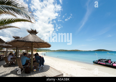 Déjeuner dans un bar de plage sur la plage de San Ciprianu, près de Porto Vecchio, Corse du Sud, Corse, France Région Banque D'Images