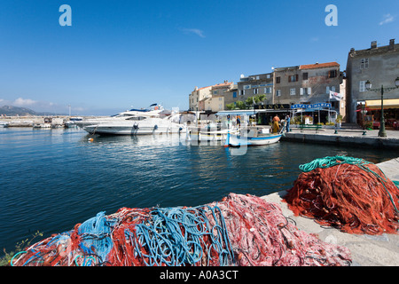 Yachts de luxe et bateaux de pêche dans le port de St Florent, le Nebbio, Corse, France Banque D'Images