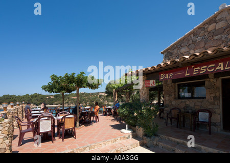 Café-bar en bord de mer au centre de la station, Tizzano, près de Sartène, Corse, France Banque D'Images