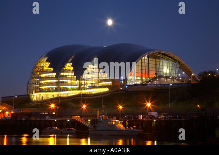 England Tyne Wear Newcastle upon Tyne Le Sage Gateshead building Vue de nuit depuis le quai de Newcastle-upon-Tyne Banque D'Images