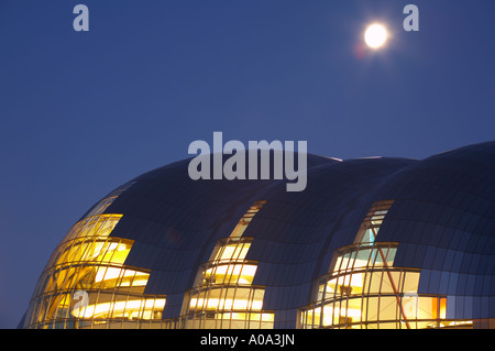 England Tyne Wear Newcastle upon Tyne Le Sage Gateshead building Vue de nuit depuis le quai de Newcastle-upon-Tyne Banque D'Images