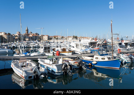 Bateaux dans le port de la vieille ville, Alghero, Sardaigne, Italie Banque D'Images