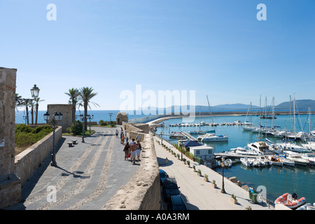 Harbour et les murs de la vieille ville, à Alghero, Sardaigne, Italie Banque D'Images