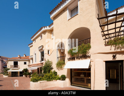 Des boutiques au centre de la station, Porto Cervo, Costa Smeralda, Sardaigne, Italie Banque D'Images