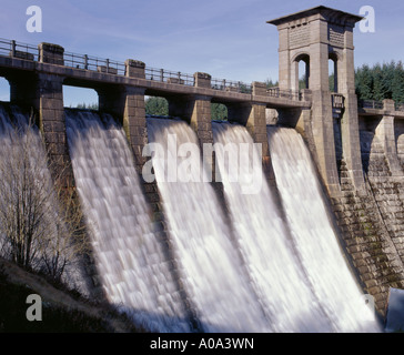 L'eau s'écoule sur le Llyn Alwen Dam, près de Cerrigydrudion, Clwyd, Nord du Pays de Galles, Royaume-Uni Banque D'Images