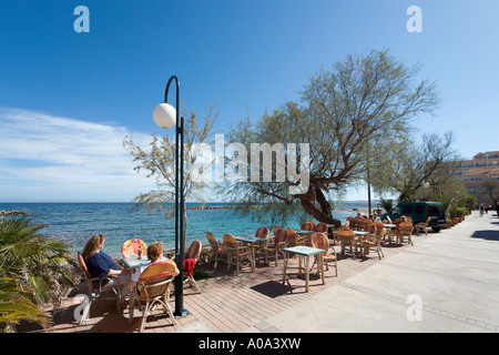 Café en bord de mer, Cala Bona, Majorque, îles Baléares. Espagne Banque D'Images