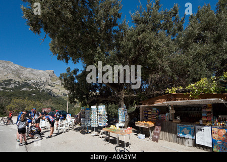 Les cyclistes à l'extérieur d'un café en bordure de route sur une route de montagne près de Sa Calobra, Majorque, Îles Baléares, Espagne Banque D'Images