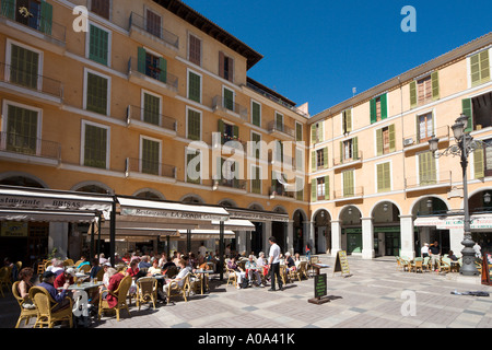 Cafés et restaurants de la Plaza Mayor (place principale) dans la saison d'hiver, Palma, Majorque, Îles Baléares, Espagne Banque D'Images