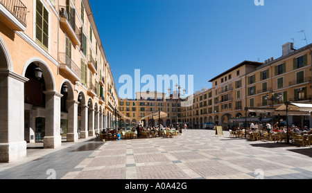 Les cafés de la rue de la Plaza Mayor (place principale) dans la saison d'hiver, Palma, Majorque, Îles Baléares, Espagne Banque D'Images